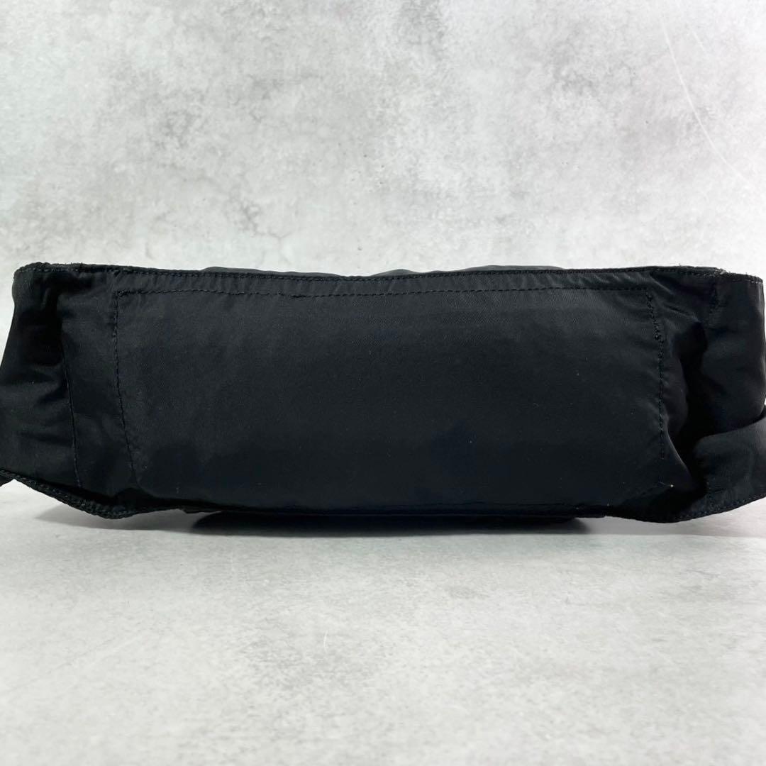 人気✨プラダ ウエストバッグ 三角ロゴプレート ナイロン 黒 ボディ