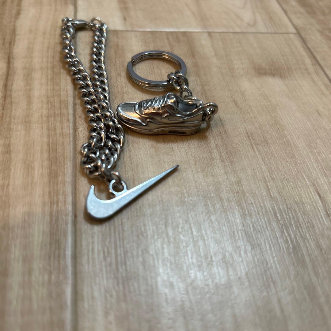 Nike スニーカー型キーホルダー シルバー - メルカリ