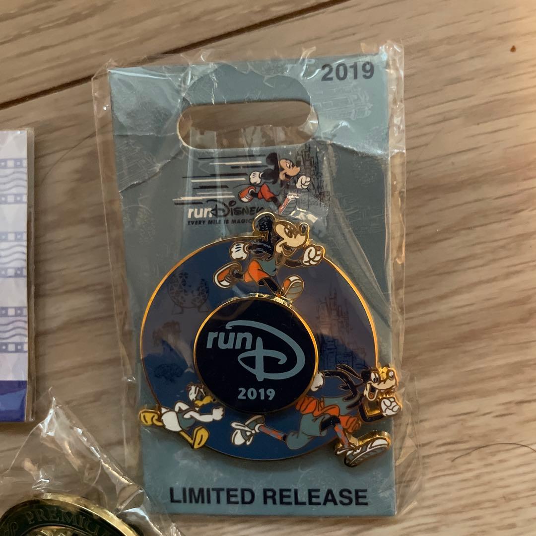 ディズニー プレミア 非売品ピンバッジ - メルカリ