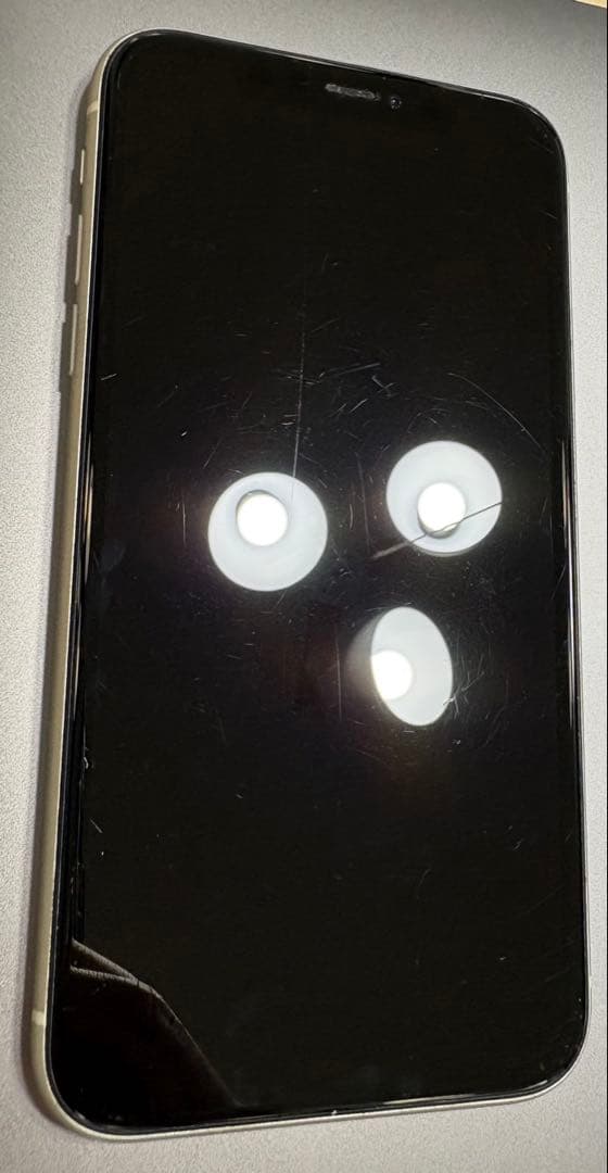 Apple iPhone 11 ホワイト 本体 ひび割れあり - メルカリ