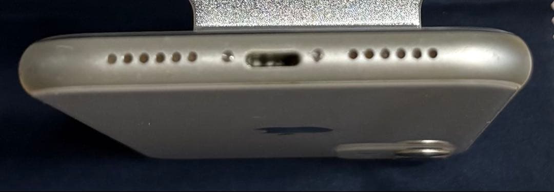 Apple iPhone 11 ホワイト 本体 ひび割れあり - メルカリ