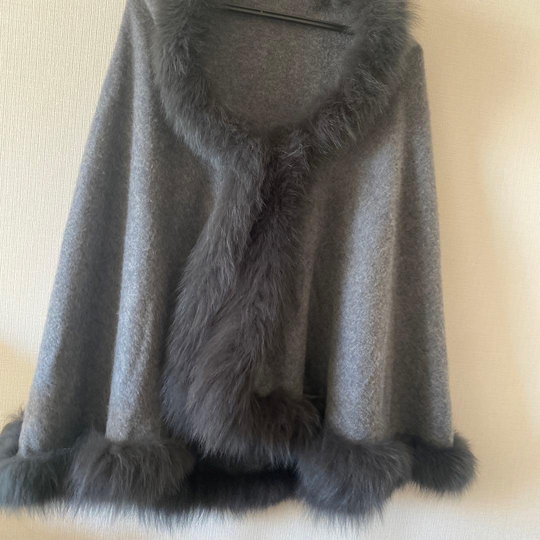 グレー ファー付きケープ - メルカリ