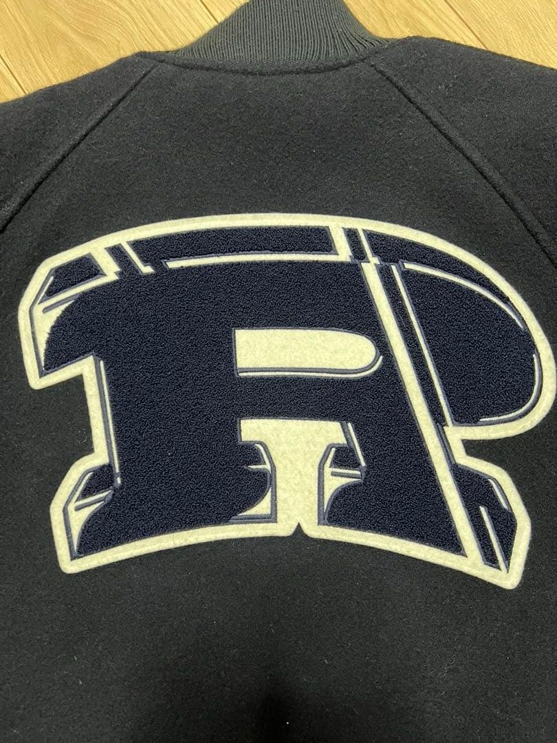 revolver リボルバー スタジャン M ネイビー/ホワイト - メルカリ