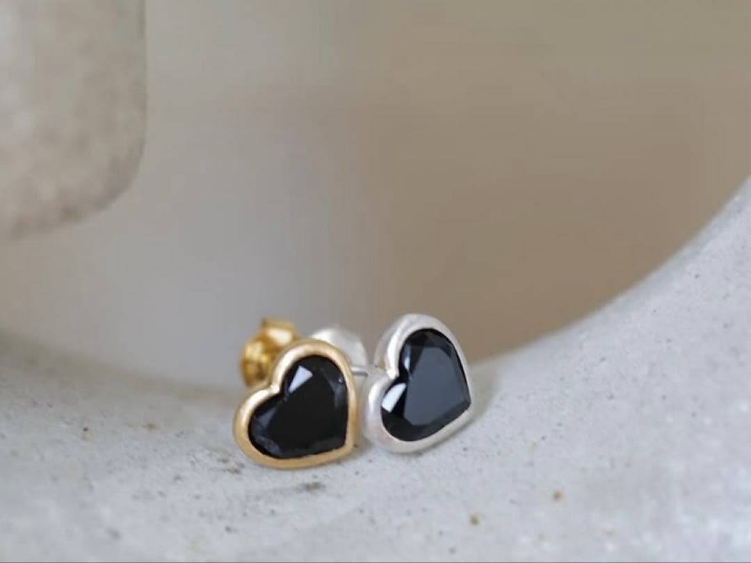 chigo チーゴ × 高山都 ◇ ハート型ピアス ◇ オニキス×シルバー ハートのモチーフ集めがここ数年のブーム。 昨日は @chigo_official の