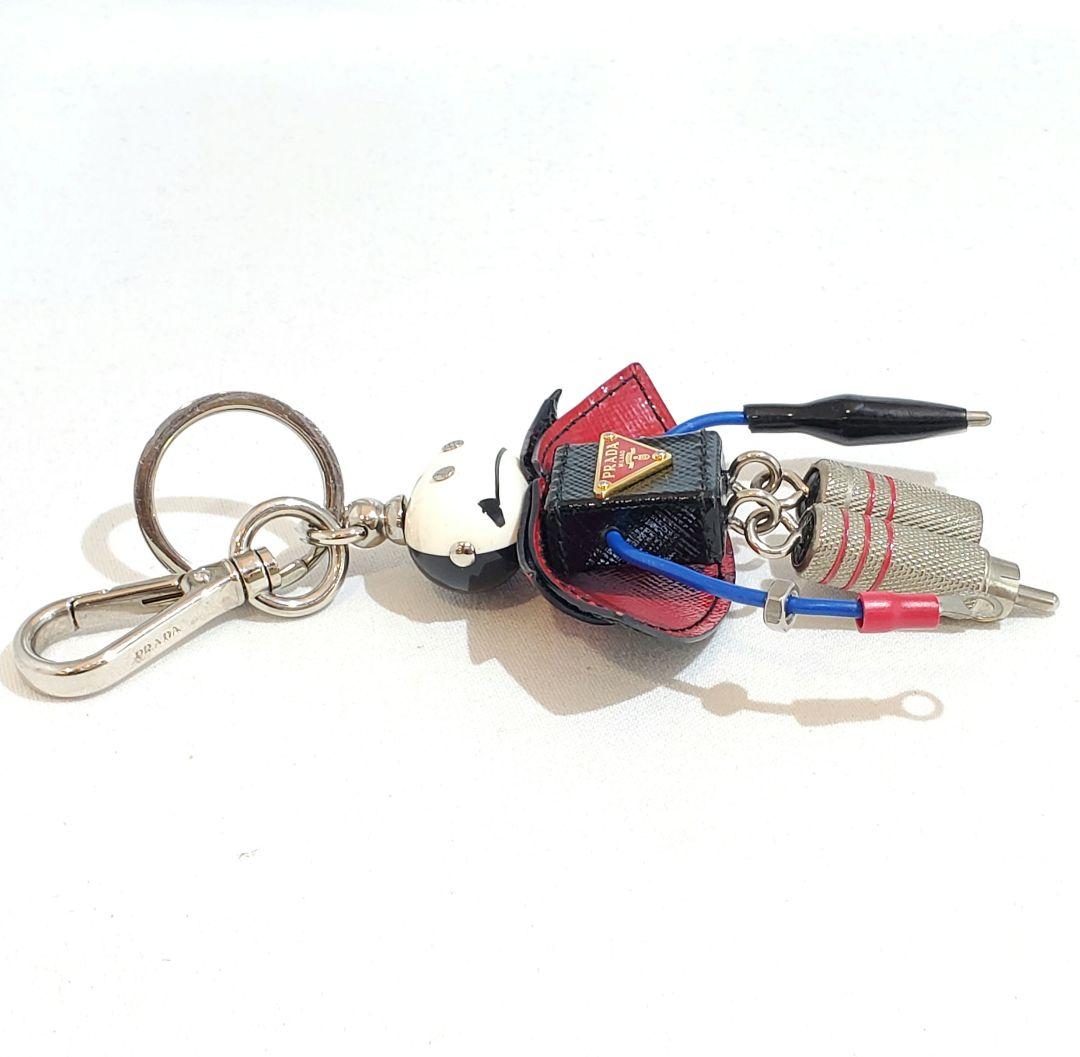 プラダ キーリング サフィアーノ ドラキュラ ロボット トリック 三角