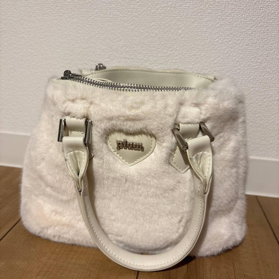 ビジューチェーン付きpiumハートファーバッグ ホワイト - メルカリ