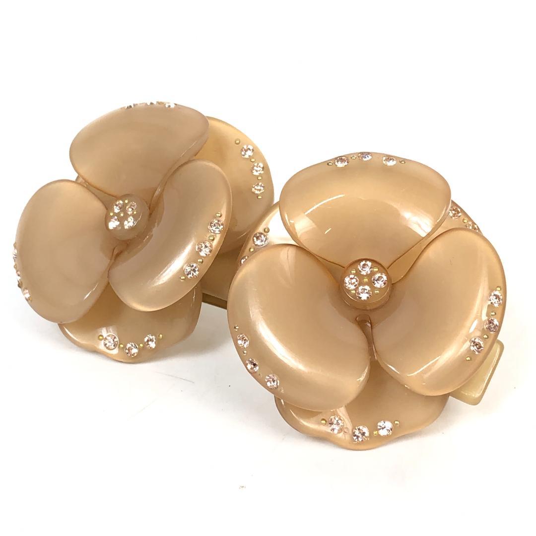 F10337 アレクサンドルドゥパリ バレッタ カメリア ストーン ベージュ バレッタ (8 cm)｜ALEXANDRE DE PARIS（アレクサンドル ドゥ パリ）