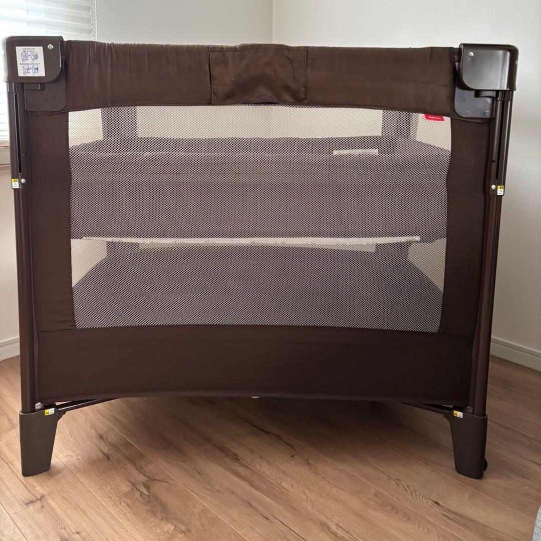 【美品】アップリカ　ココネルエアー　プラス　チョコレートBR アップリカ ココネルエアー プラス ベビーベッド 折りたたみ式 ベビー