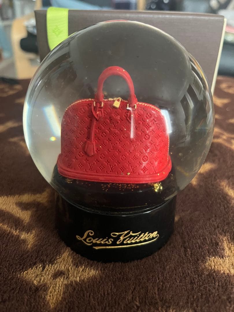 Louis Vuitton ミニチュアバッグスノードーム ルイ・ヴィトン「ヴィヴィエンヌ」型ふわふわシアリングのバッグ＆“雪