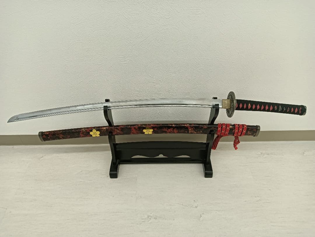 高級模造刀 前田慶次モデル 黒柄赤鮫皮 大輪透し鍔 赤黒斑ら呂鞘 Amazon | しのびや 模造刀 前田慶次郎拵え 大輪鍔 三本杉刃文 (刀・鞘