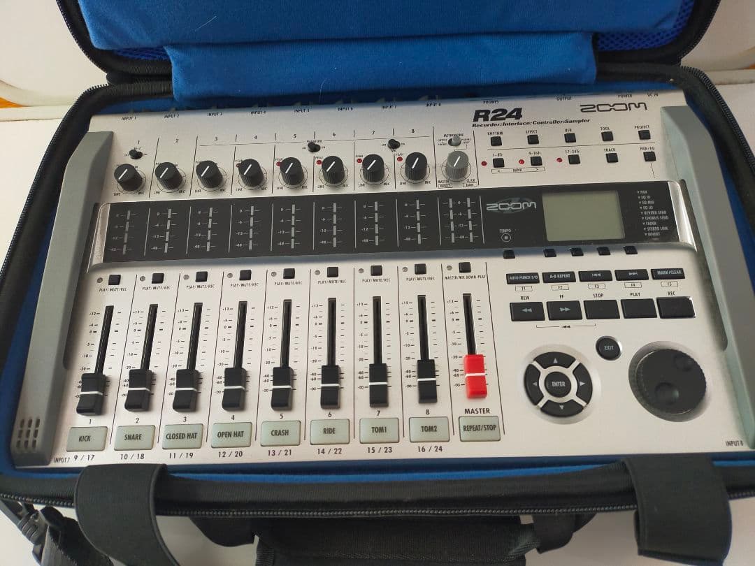 ZOOM R24 レコーダー・インターフェース R24 Recorder : Interface : Controller : Sampler | Zoom