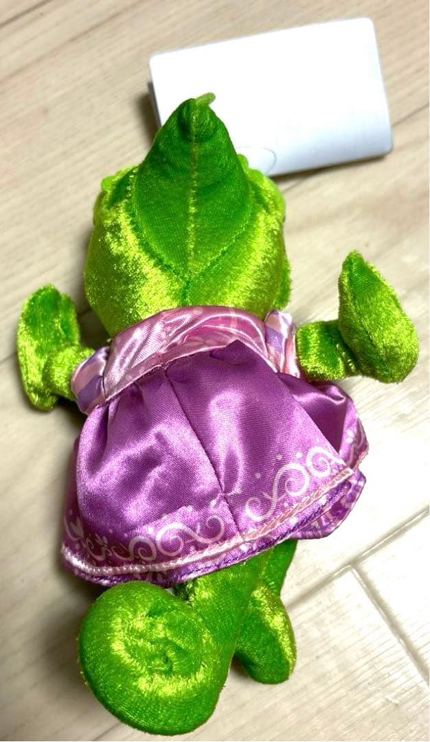 ディズニー ストア 塔の上の ラプンツェル パスカルぬいぐるみ バッジ