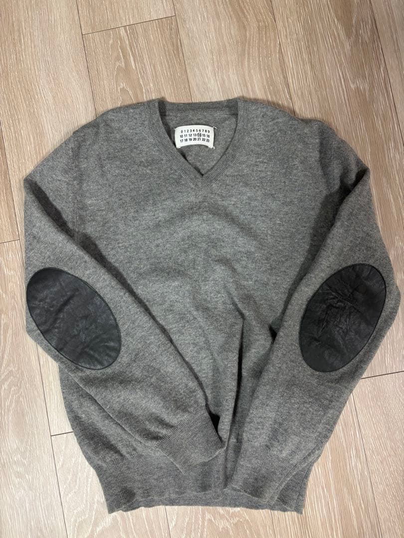 Maison Margielaグレー ウール混紡 セーター レザーエルボーパッチ 中古・古着通販】Maison Margiela (メゾンマルジェラ) エルボーパッチV