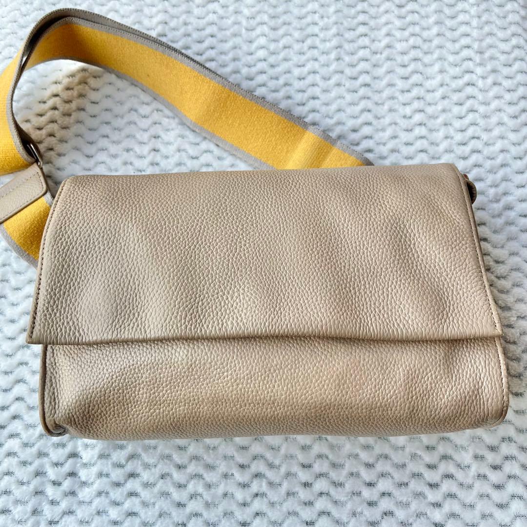 イアパピヨネ 《本革》ベージュ ワイドテープショルダーバッグ ボディバッグ