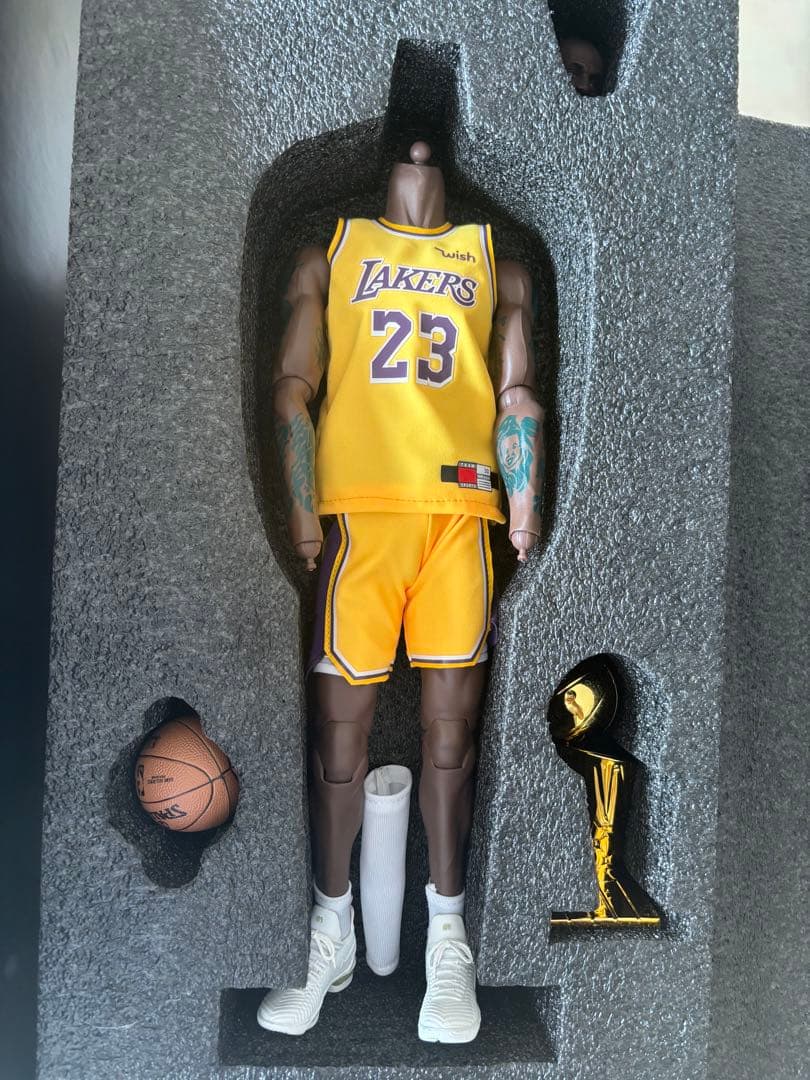 レブロン・ジェームズ 1/6 フィギュア NBA - メルカリ