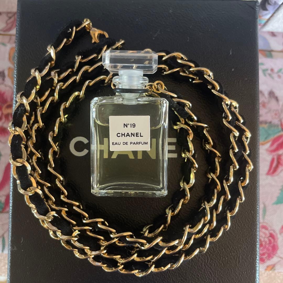 CHANEL N°19 ネックレス - メルカリ