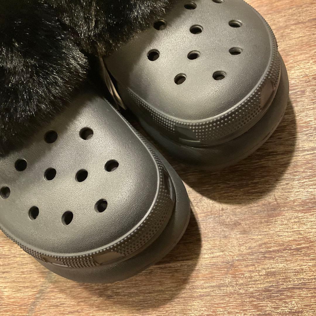 新品！クロックス ファーエバー クラッシュ 厚底 サンダル ブラック 黒