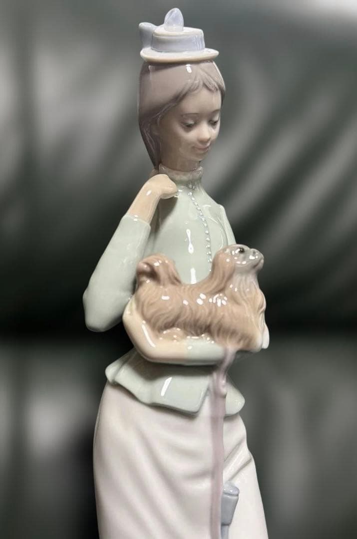 リャドロLLADROの大型陶器 仔犬を抱く貴婦人 - メルカリ