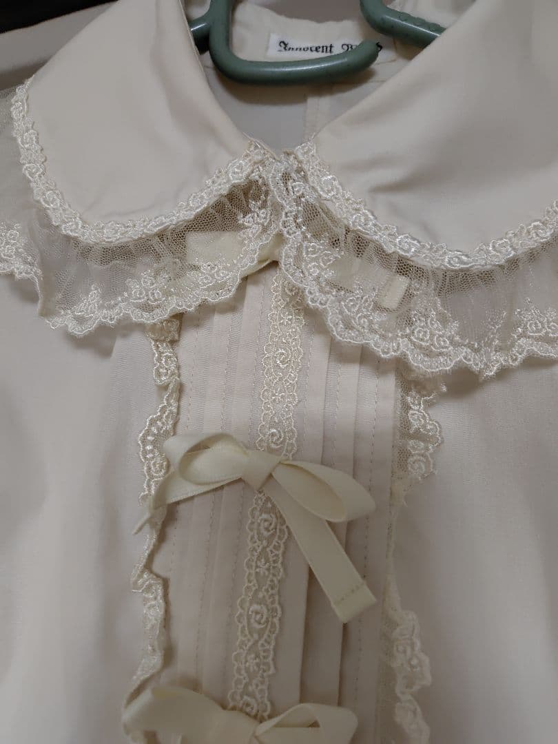 d*7様 イノセントワールド レースフリル タックブラウスの通販はau PAY