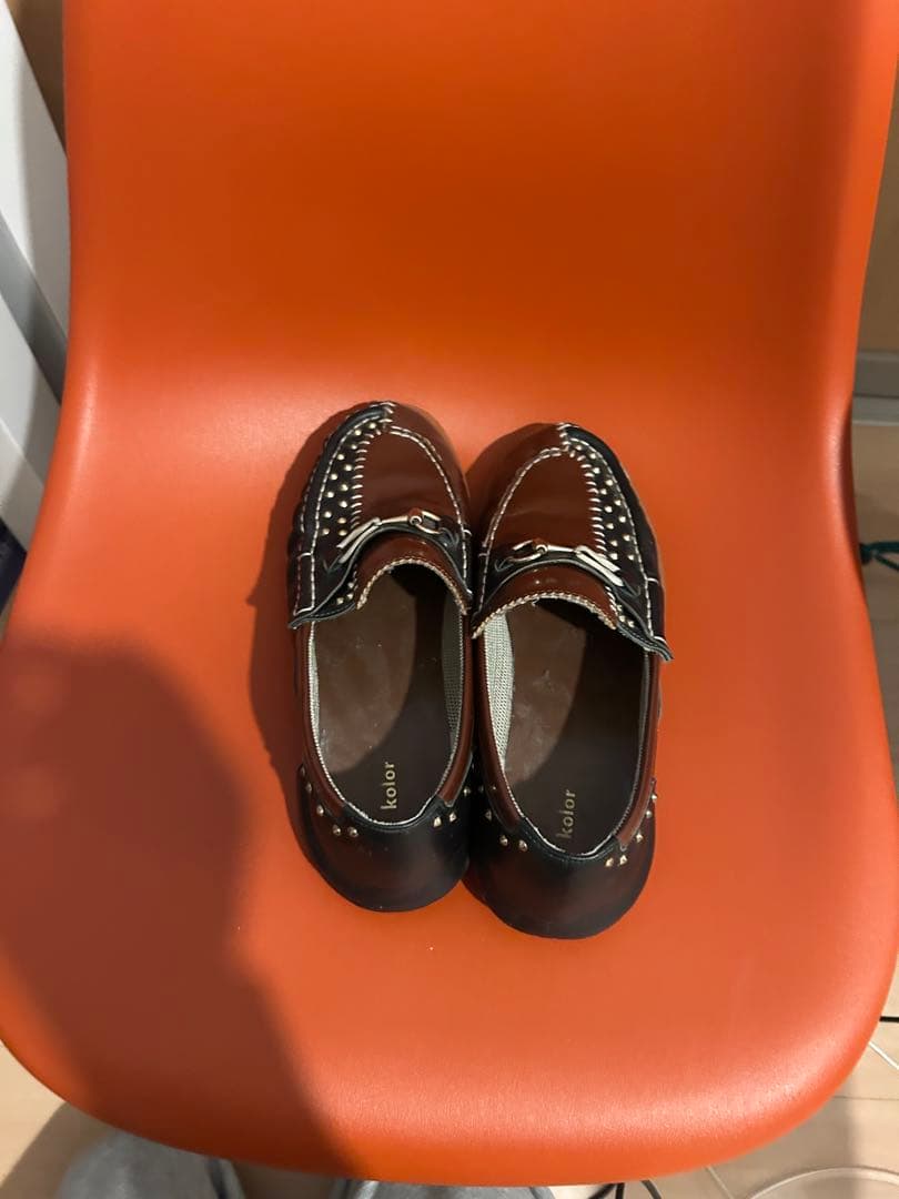 kolorスタッズ装飾付きレザー ローファー