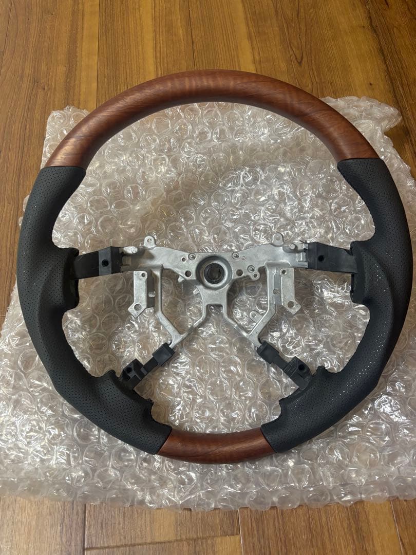 トヨタ　200系 ハイエース　4.5.6.7.8.型　ハンドル　茶木目　小傷有り