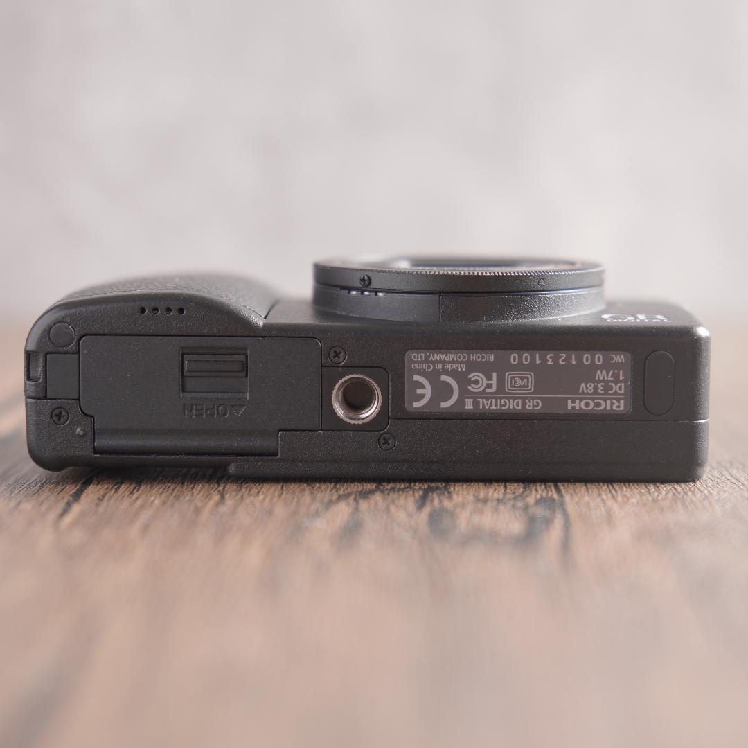 ✨ショット数4回でほぼ新品✨RICOH GR DIGITAL III 10333 - メルカリ