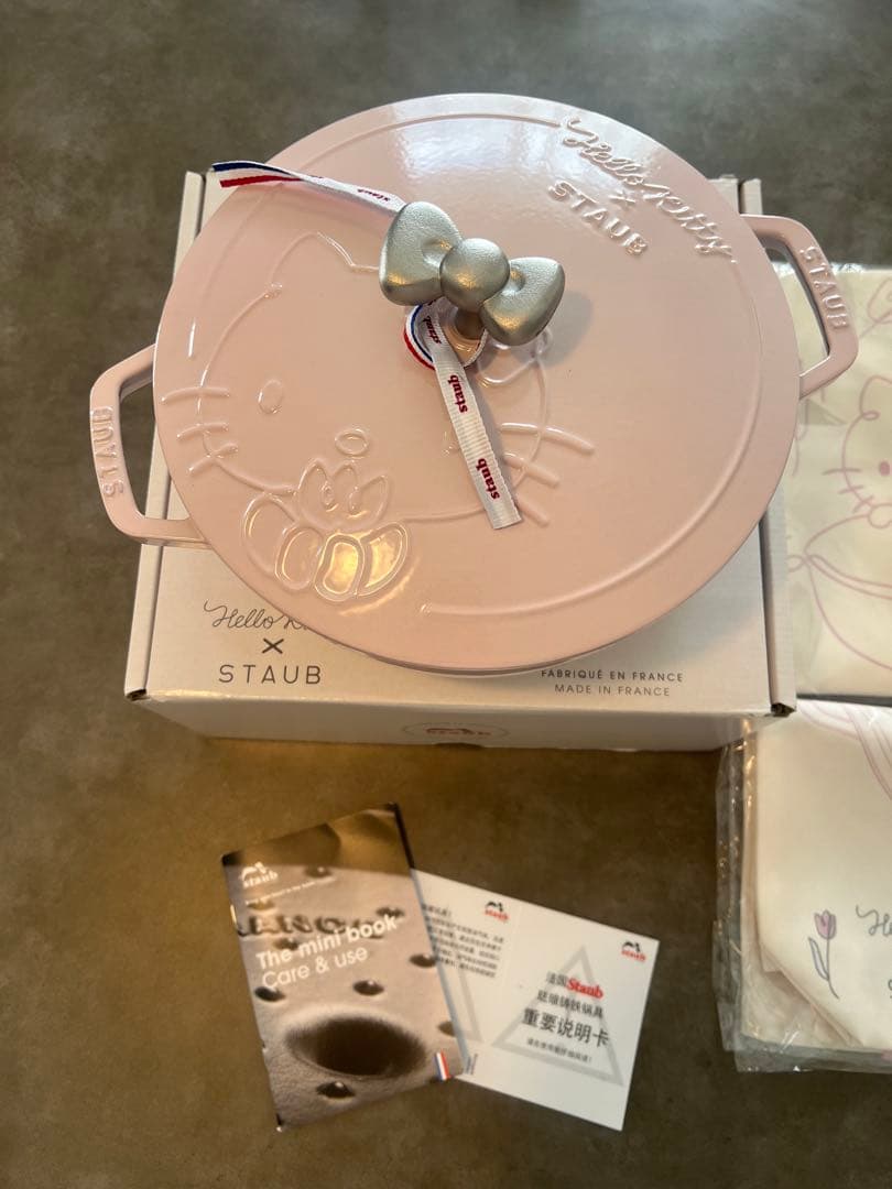 日本未発売海外限定 ストウブ ハローキティコラボ ワナベ24cm 特典2点