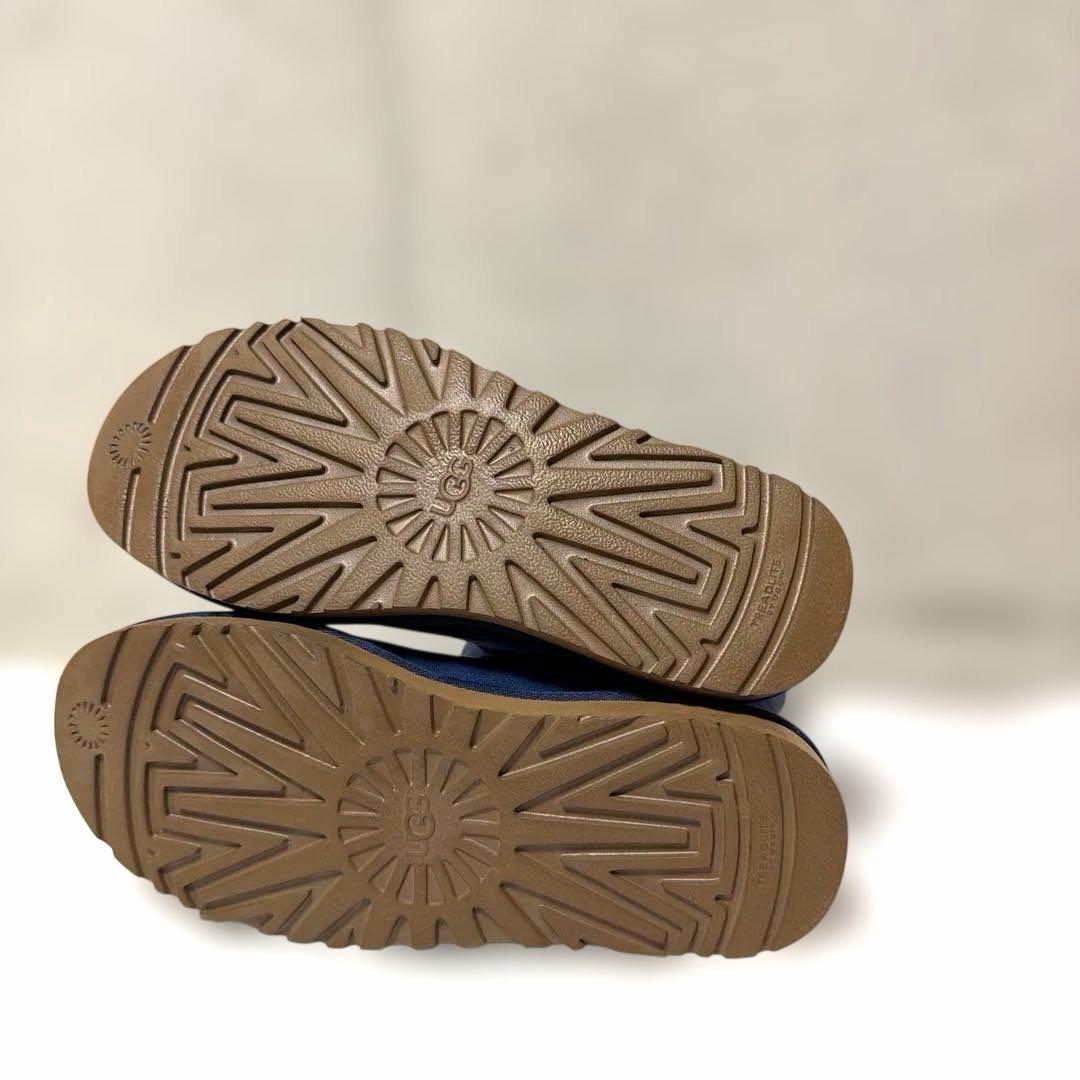 UGG ネイビー ブルーフラワーチャーム付き - メルカリ