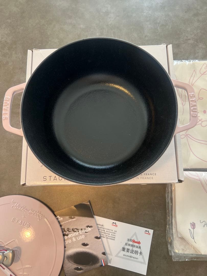 日本未発売海外限定 ストウブ ハローキティコラボ ワナベ24cm 特典2点