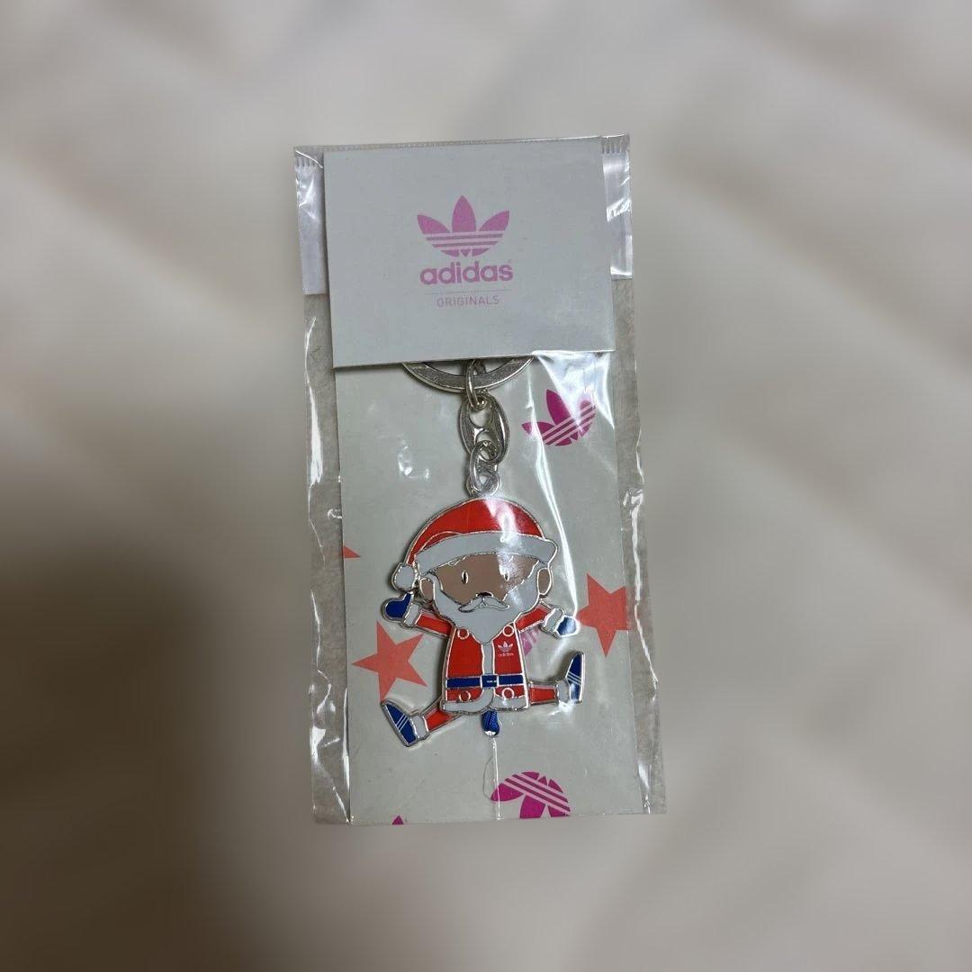 激レア非売品 adidas サンタ アクリルキーホルダー - メルカリ