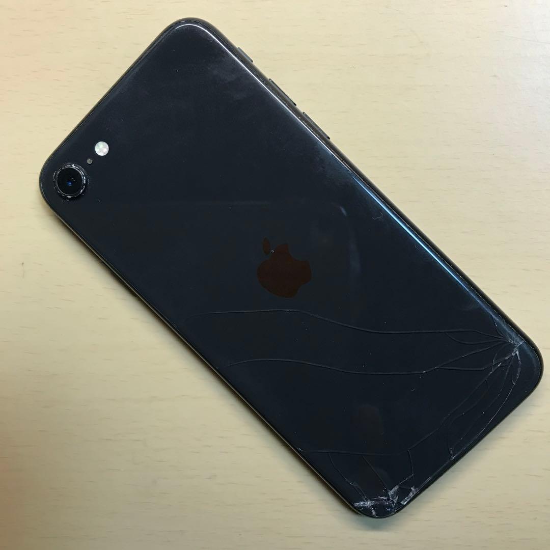 iPhone SE2 ブラック64GB84％背面割れあり - メルカリ