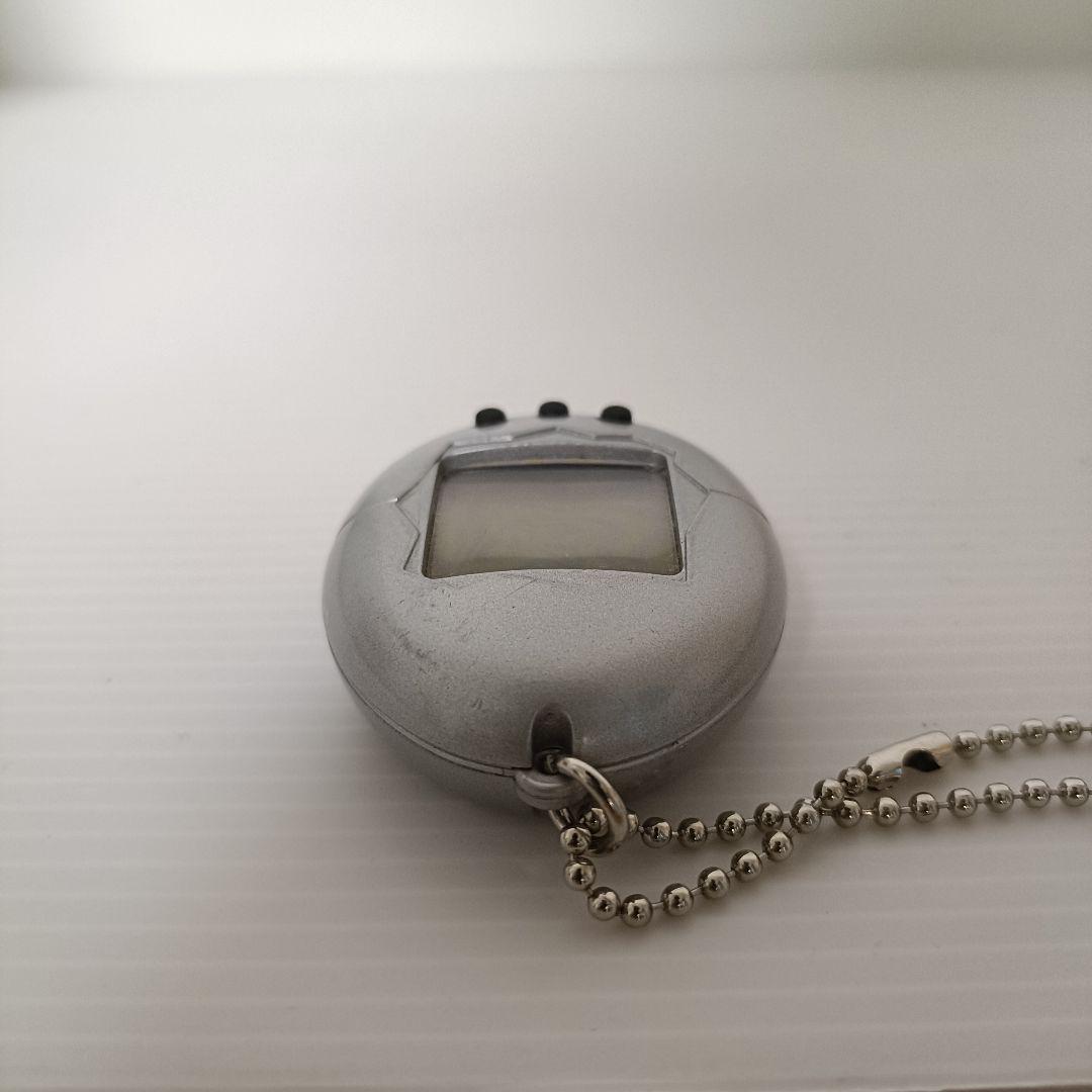 希少】新種発見 たまごっち 銀(シルバー) 海外版 - メルカリ