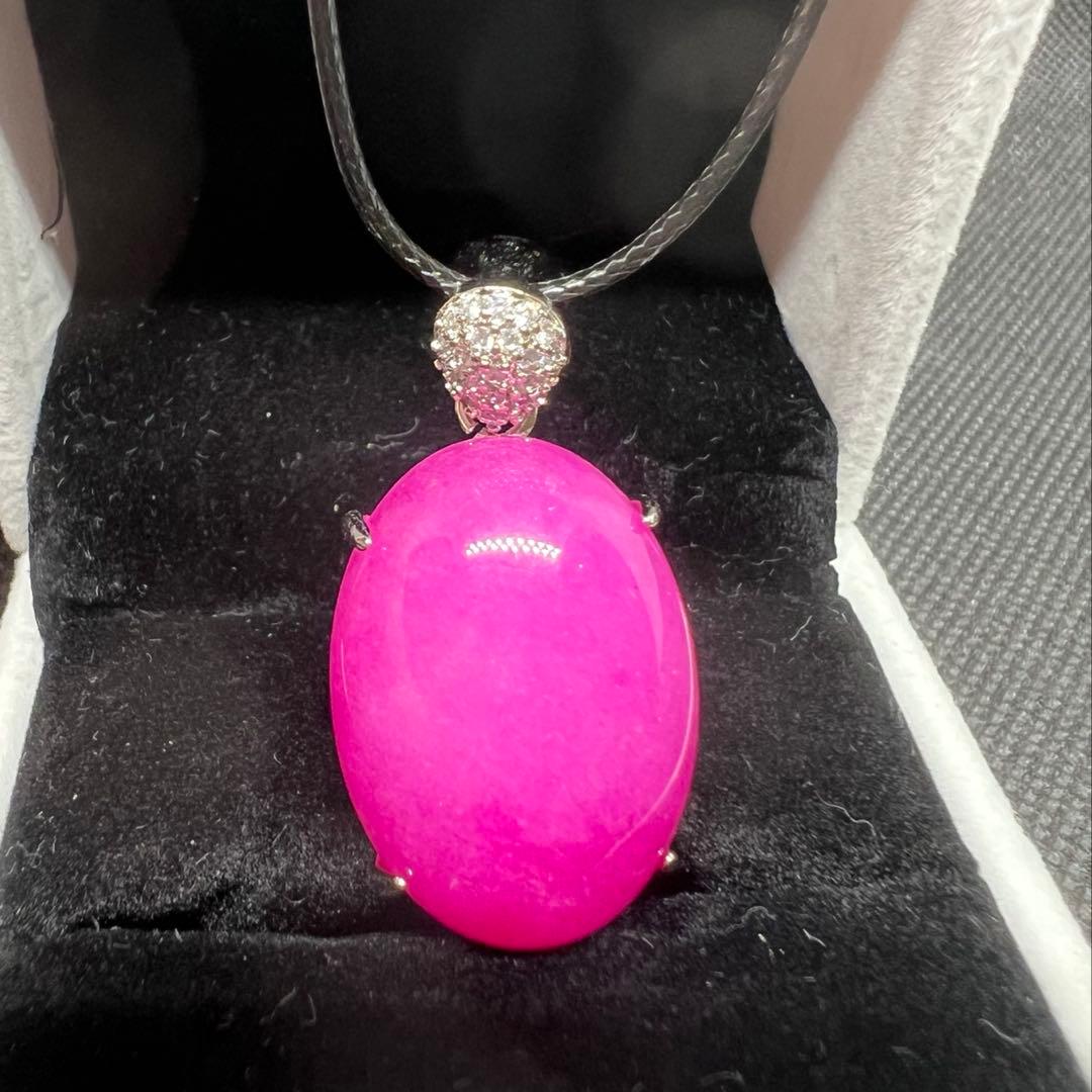 新品 綺麗なピンク色の翡翠卵形ペンダント革紐でビンテージスタイルD10116