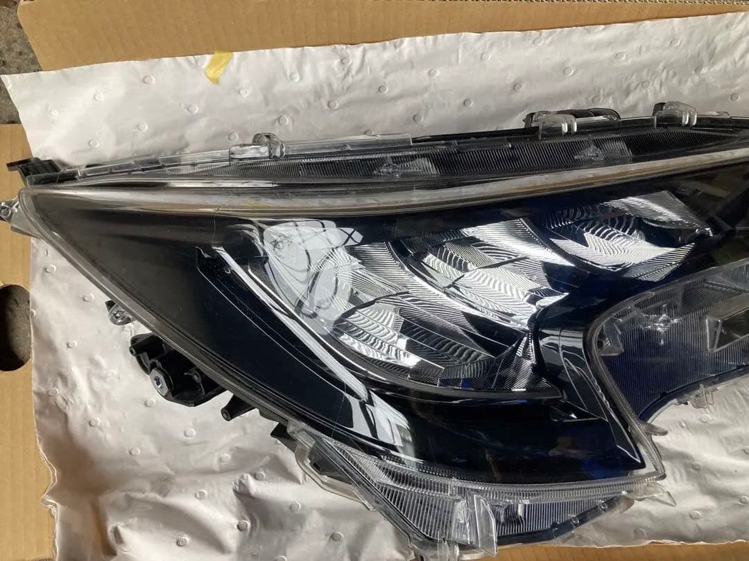 トヨタ カローラスポーツ 純正 右ヘッドライト - メルカリ