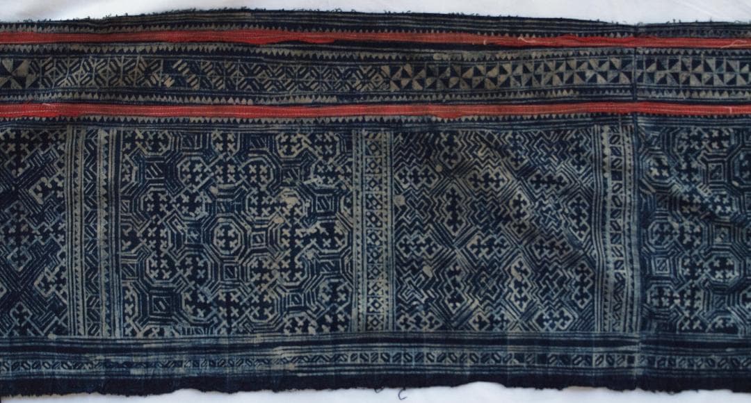 ラオスの古都で入手、モンの手書きバティック藍染 古布に描かれた多彩