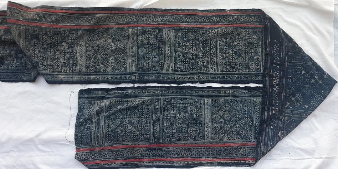 ラオスの古都で入手、モンの手書きバティック藍染 古布に描かれた多彩
