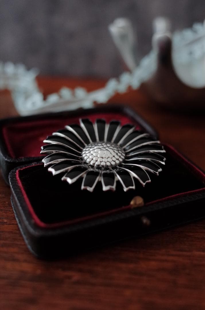 デンマーク◇デイジーフラワーシルバーブローチ◇ブラックエナメル