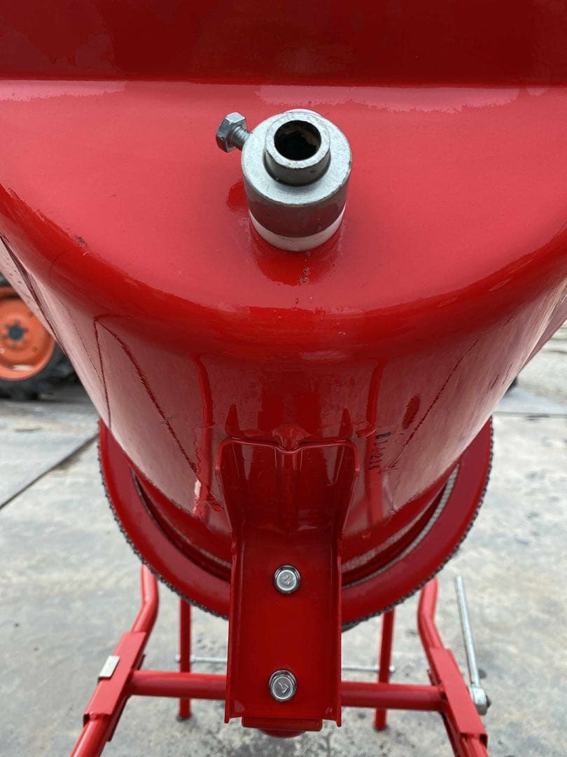 赤い金属製種子選別機 スタンド付き