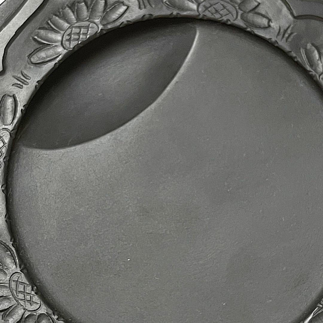 美品 雨端硯 十一世 雨宮静軒 円形花紋彫 玉礎硯 共箱付き - メルカリ