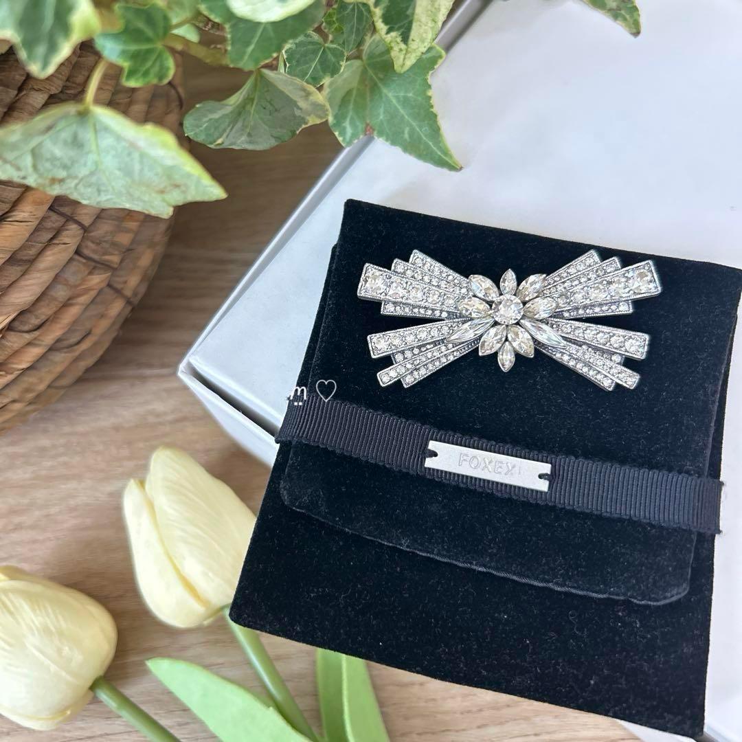 FOXEY　フォクシー　クリスタルフラワーリボンブローチ　ビジューコサージュ FOXEY - FOXY フォクシー お花 フラワー ブローチ スワロフスキー ＋
