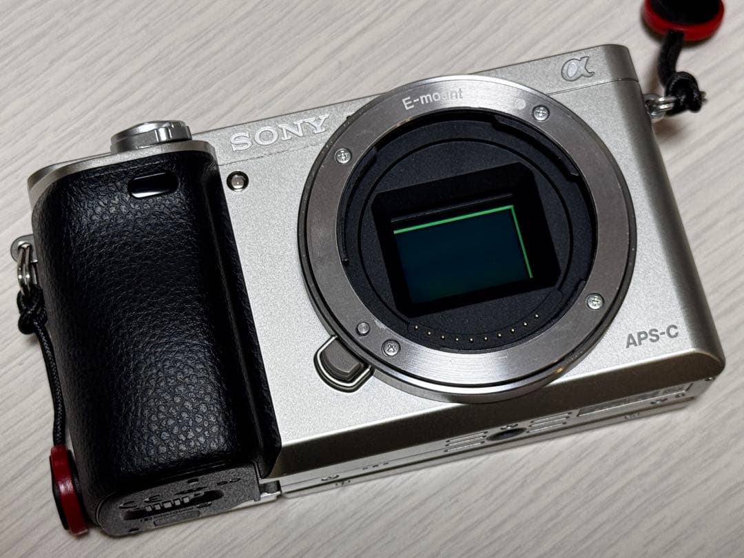 SONY ミラーレス一眼 α6000 ズームレンズキット 箱無し おまけ付き