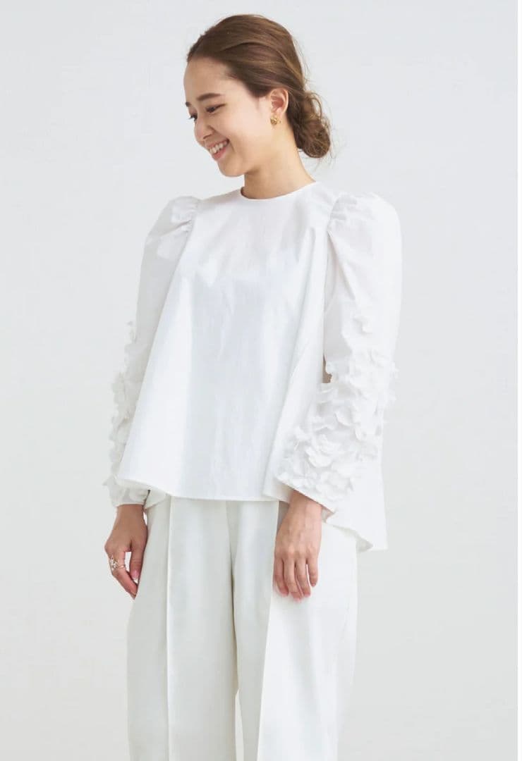 新品タグ付】shiroconパフュームブラウス 38 yori - メルカリ