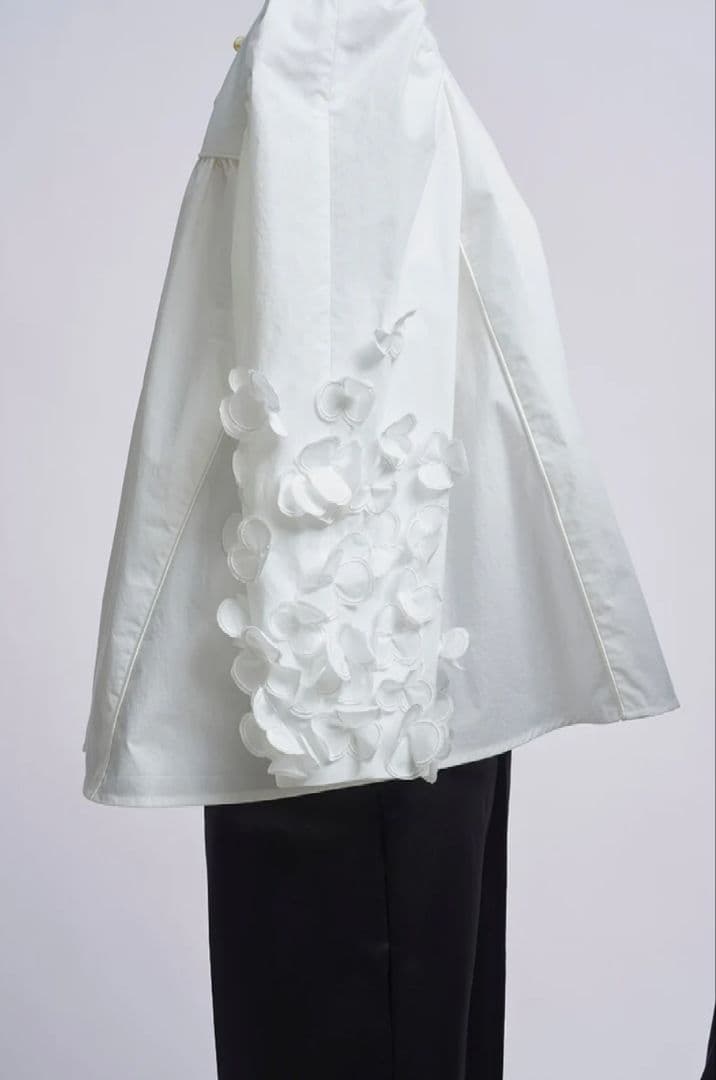 新品タグ付】shiroconパフュームブラウス 38 yori - メルカリ