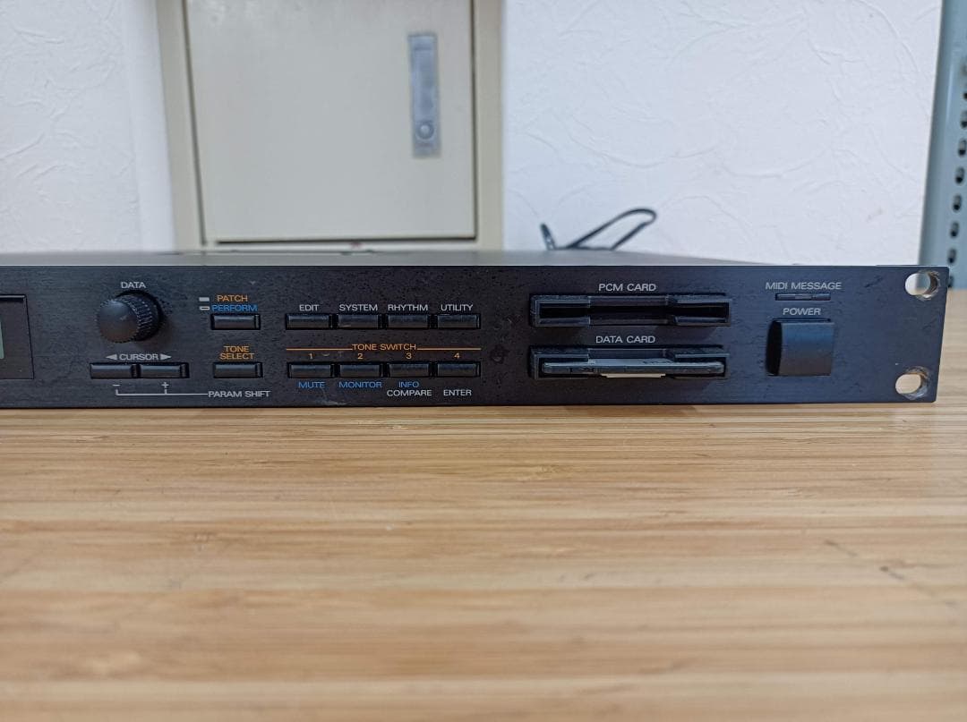 都《ZWEFB》Roland　JV-880　シンセサイザ　モジュール