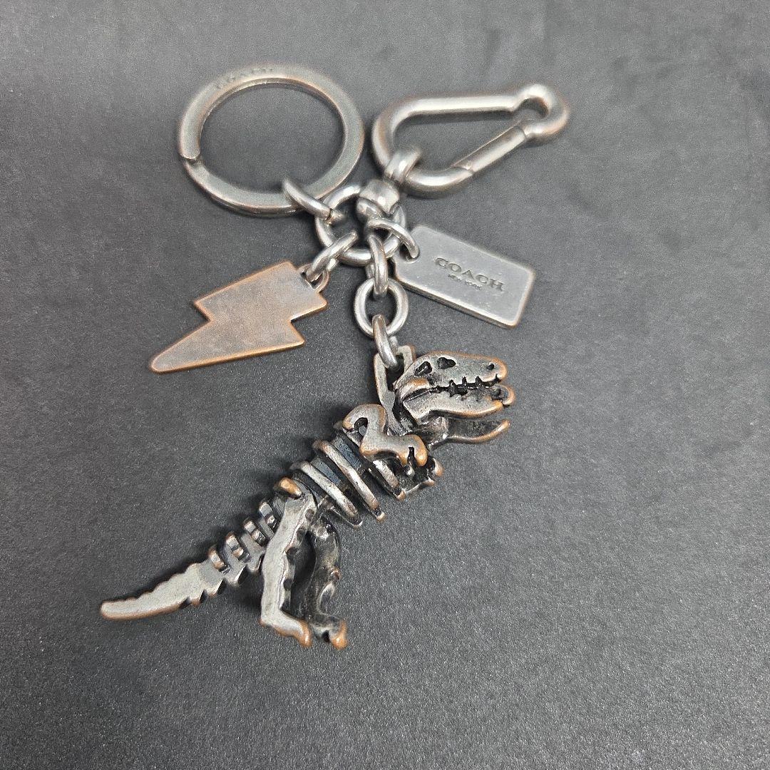 COACH レキシー 恐竜デザイン キーホルダー - メルカリ