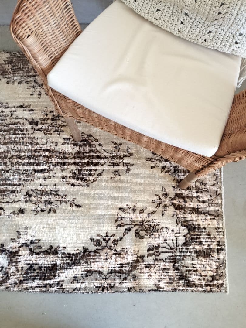 ベージュとココアブラウンのヴィンテージラグ 雅姫さんNo.698