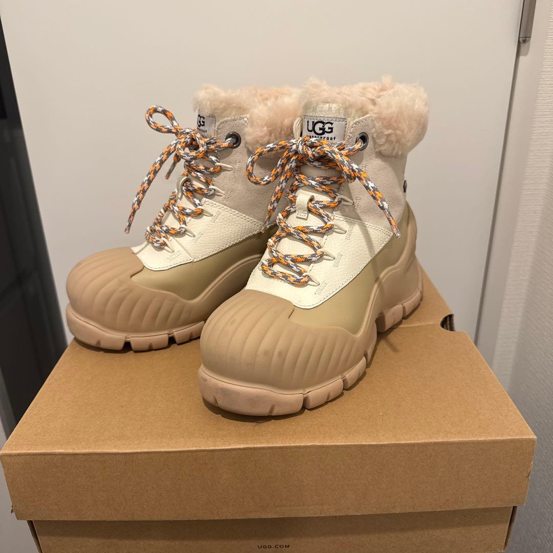 UGG 防水ボア付きハイカットブーツ