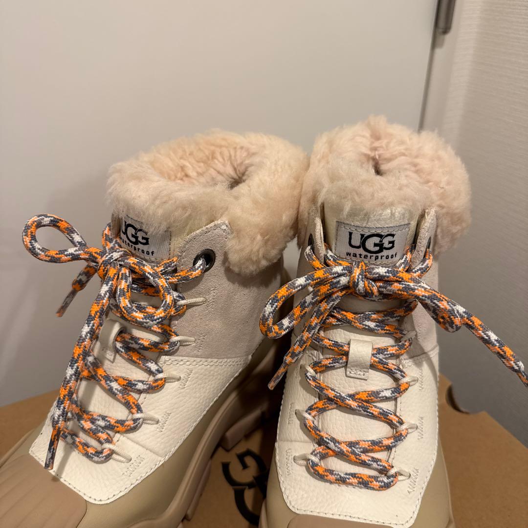 UGG 防水ボア付きハイカットブーツ