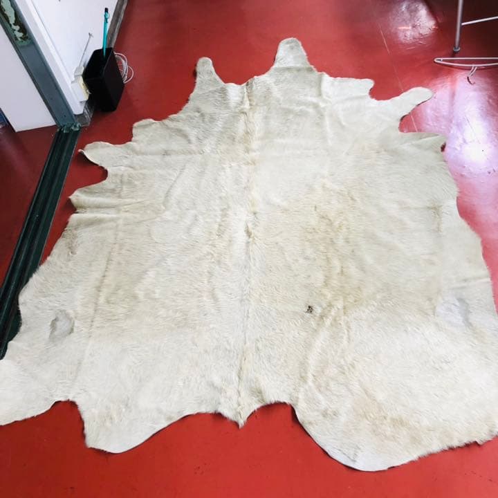 無地ホワイト牛革ラグ 縦270cm横223cm Cowhide Rug 楽天市場】【ポイント2倍ワンダフルデー】牛革ラグ 1.4 x 1.5mフェイク