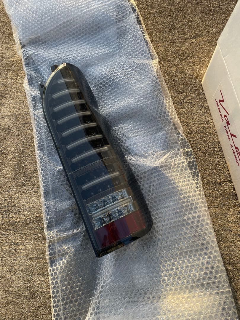 ヴァレンティ　ハイエース　スモークテールランプ運転席側のみ　未使用 補修用・片側のみ】VALENTI ヴァレンティ 200ハイエース ジュエルLED